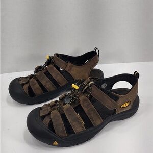 Keen Brown and Black Sandals size 5 pre owned Exellent condition